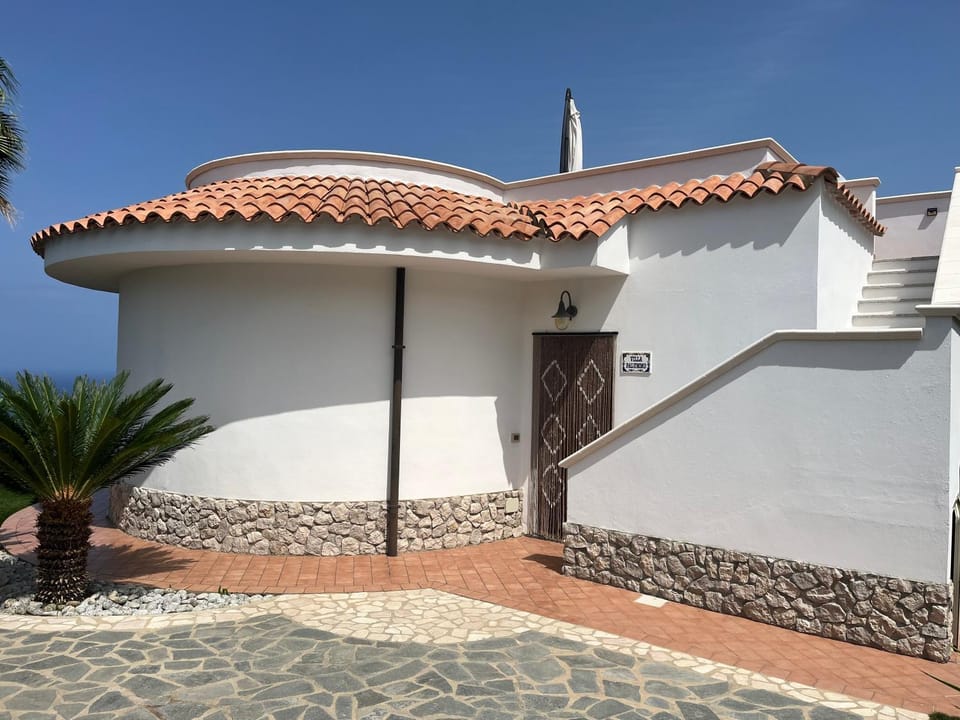 Property building, Facade/entrance, Day