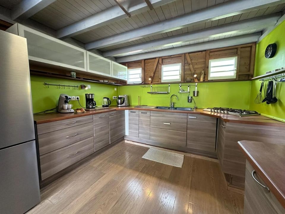 Coffee/tea facilities, dishwasher, stove