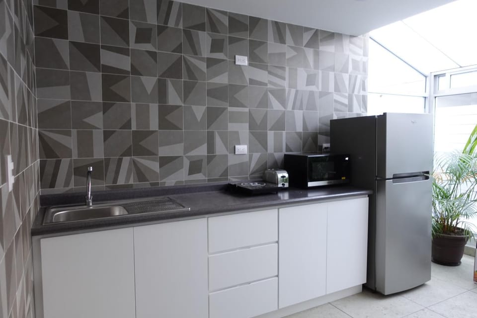 Kitchen or kitchenette, minibar