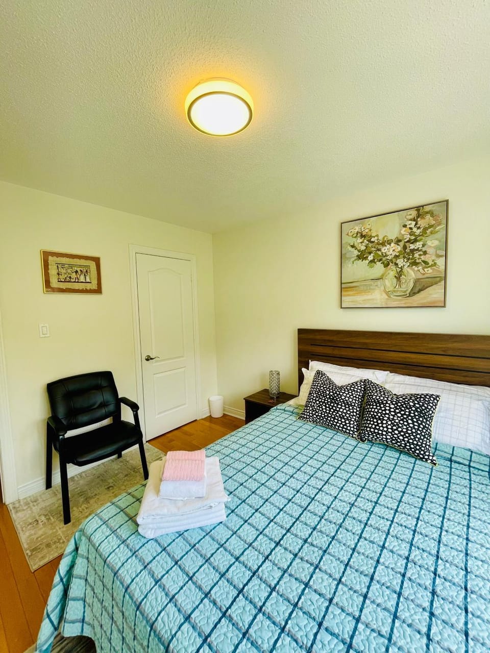 Homestay- private room and bathroom Vacation rental in Oshawa