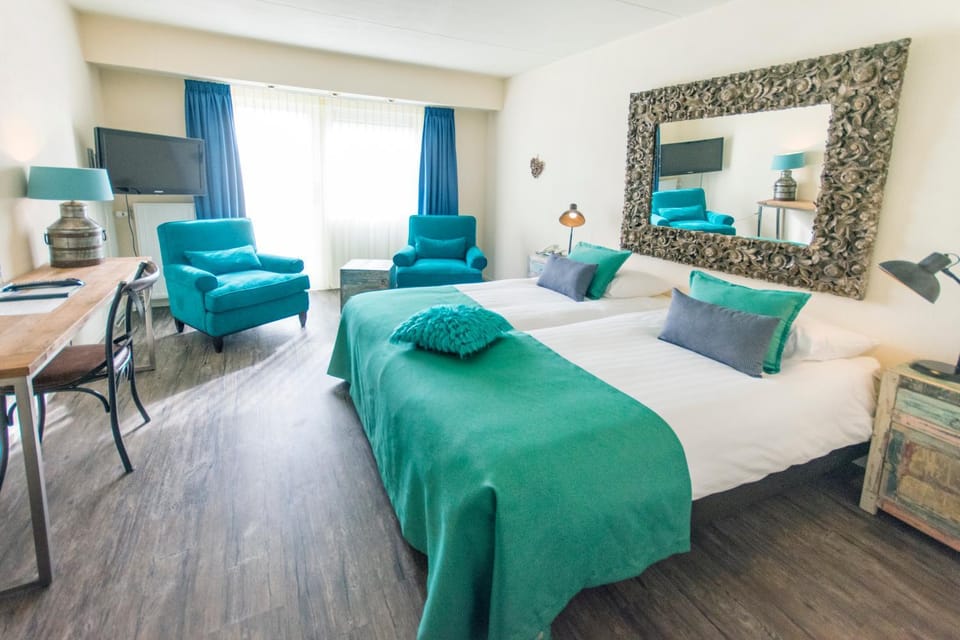 Bed, TV and multimedia, Living room, Photo of the whole room, Bedroom
