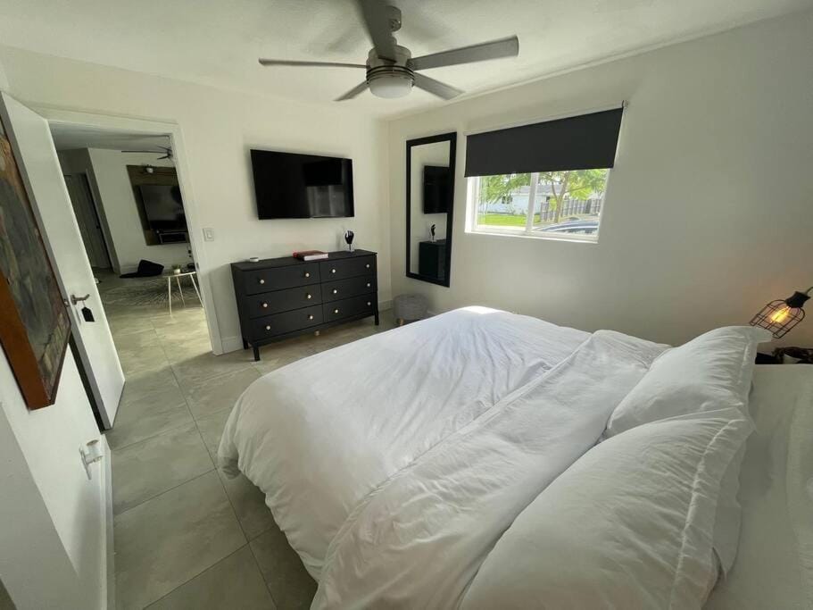 Modern pool home on the lake near Hardrock FLL airport Villa in Hollywood