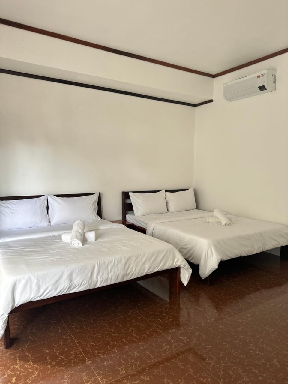 Bed, towels