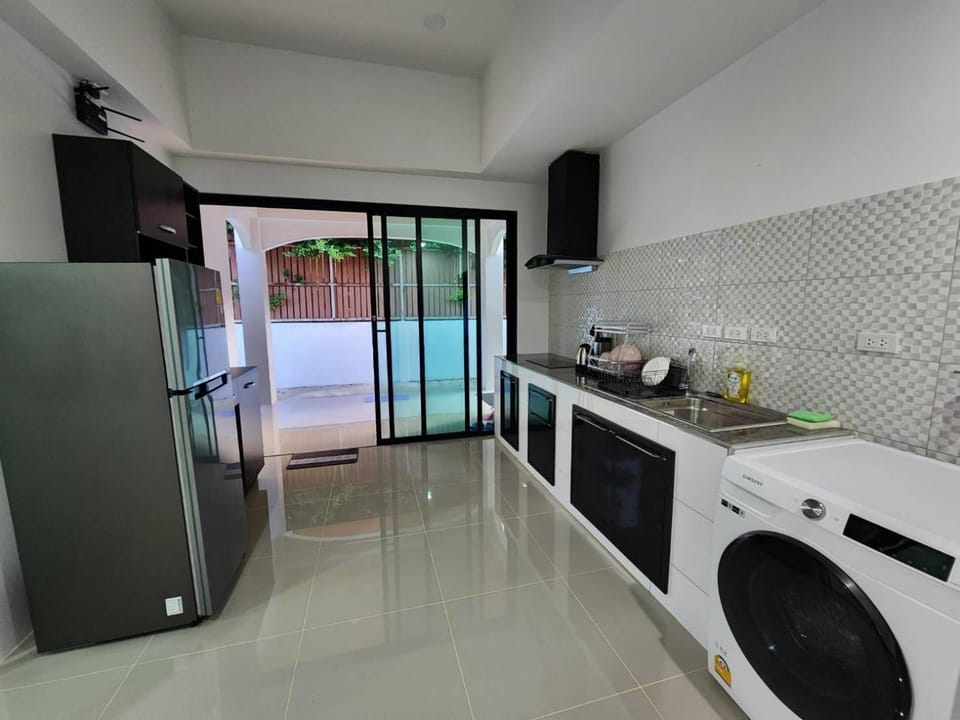 Kitchen or kitchenette, Communal kitchen