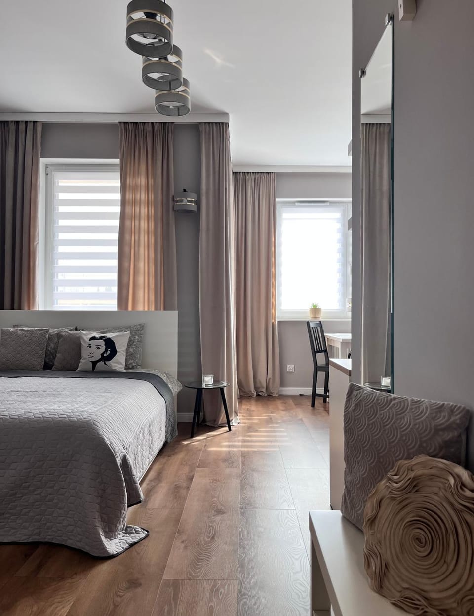 Bed, Living room, Photo of the whole room, Seating area, Bedroom