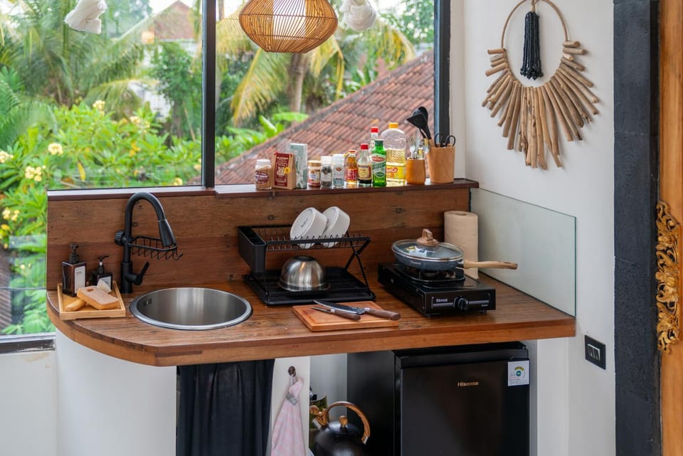 Coffee/tea facilities, Kitchen or kitchenette, stove, kitchen