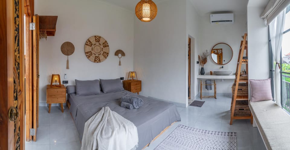 Bed, Photo of the whole room, Seating area, Bedroom, towels, air conditioner