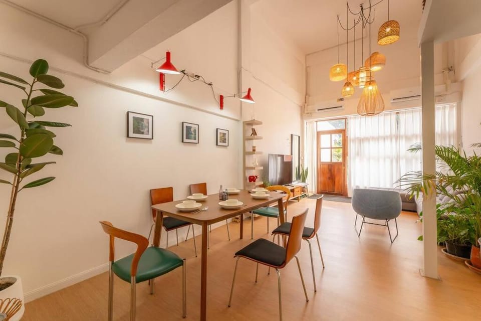 Restaurant/places to eat, Living room, Dining area