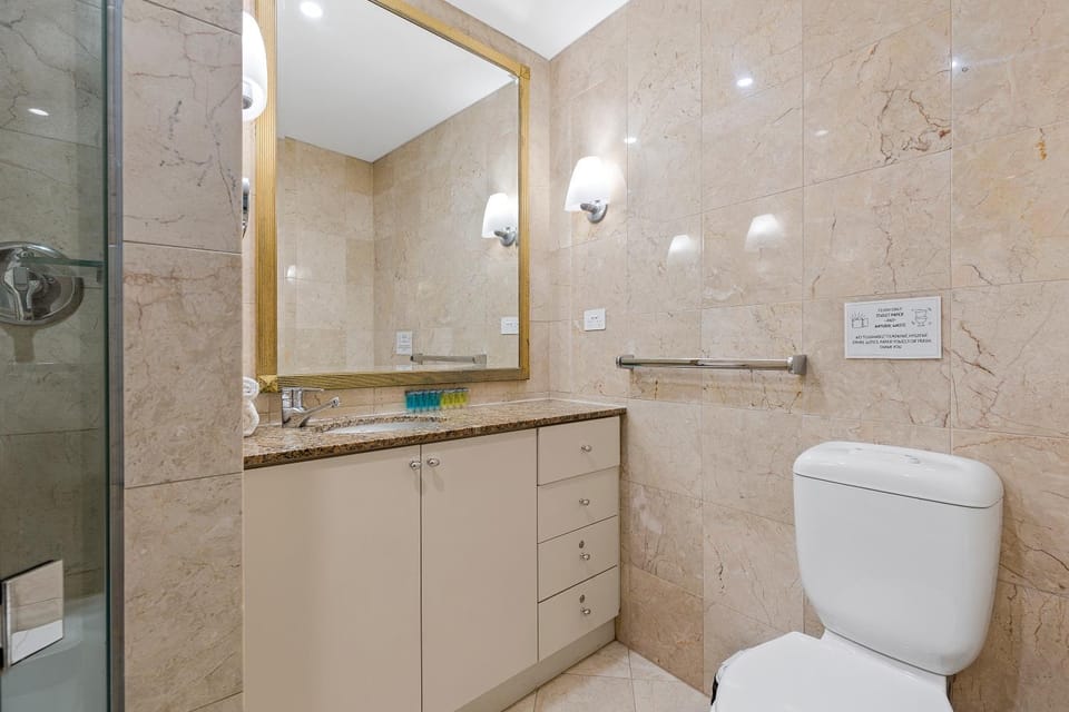 Toilet, towels