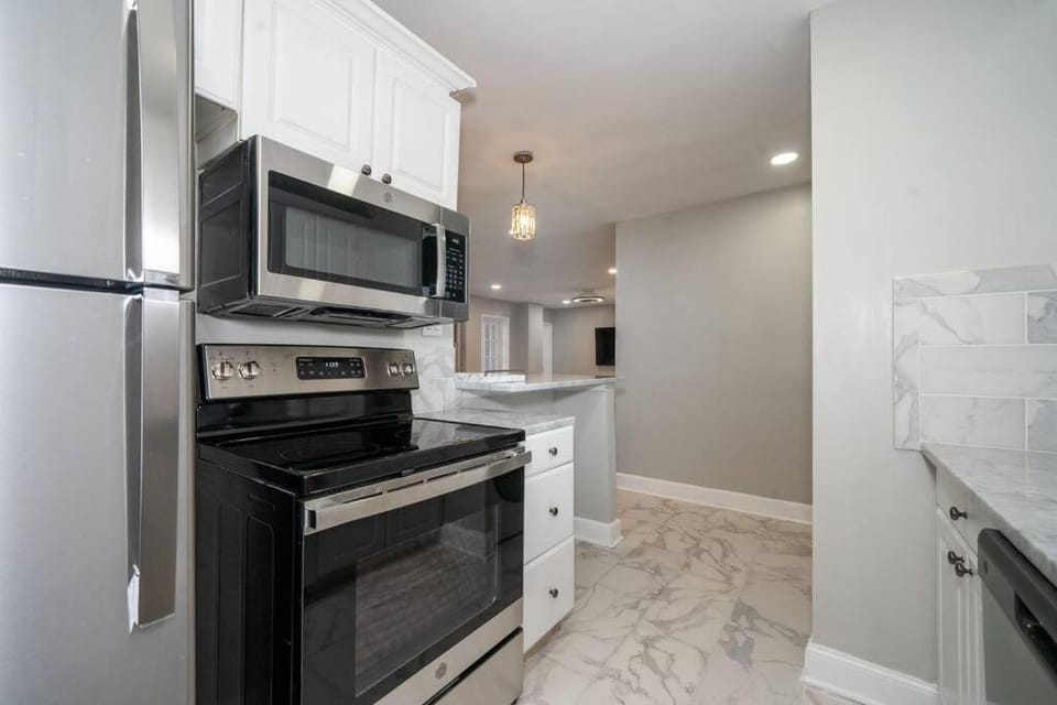Kitchen or kitchenette, dishwasher, minibar