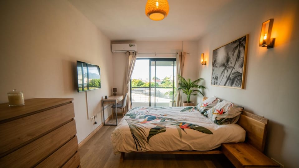 Bed, TV and multimedia, Photo of the whole room, Bedroom