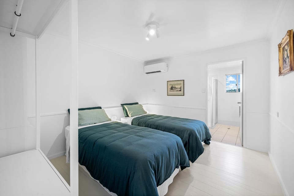 Bed, Bedroom, air conditioner