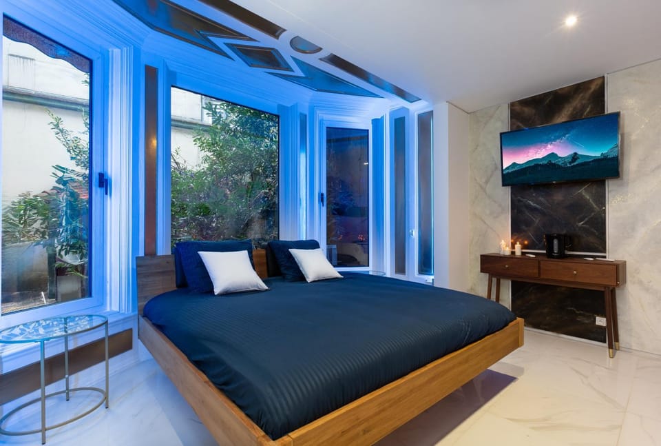 ART & SPA Luxury bedroom at the heart historical center Love hotel in Mulhouse