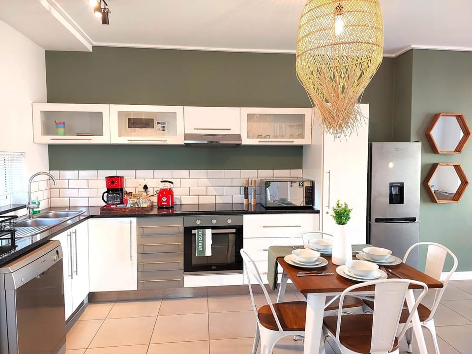 Coffee/tea facilities, Kitchen or kitchenette, Dining area, dishwasher