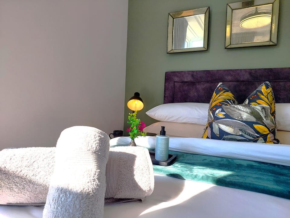 Bed, Bedroom, towels
