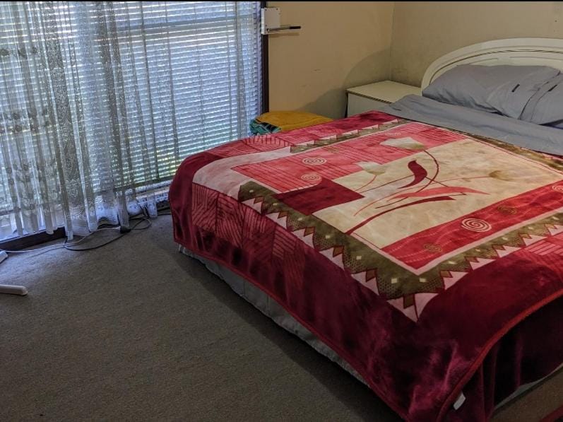BIDWILL GARDENS - 2 Rooms A Private Room with a King-Size Bed or Open Lounge Room Floor Mattress SHARED Bathroom FREE Kitchen Essentials FREE Laundry Facilities Fast NBN WIFI HDTV NETFLIX, YOUTUBE, KAYO Meal and Transport Service Available Bed and Breakfast in Sydney