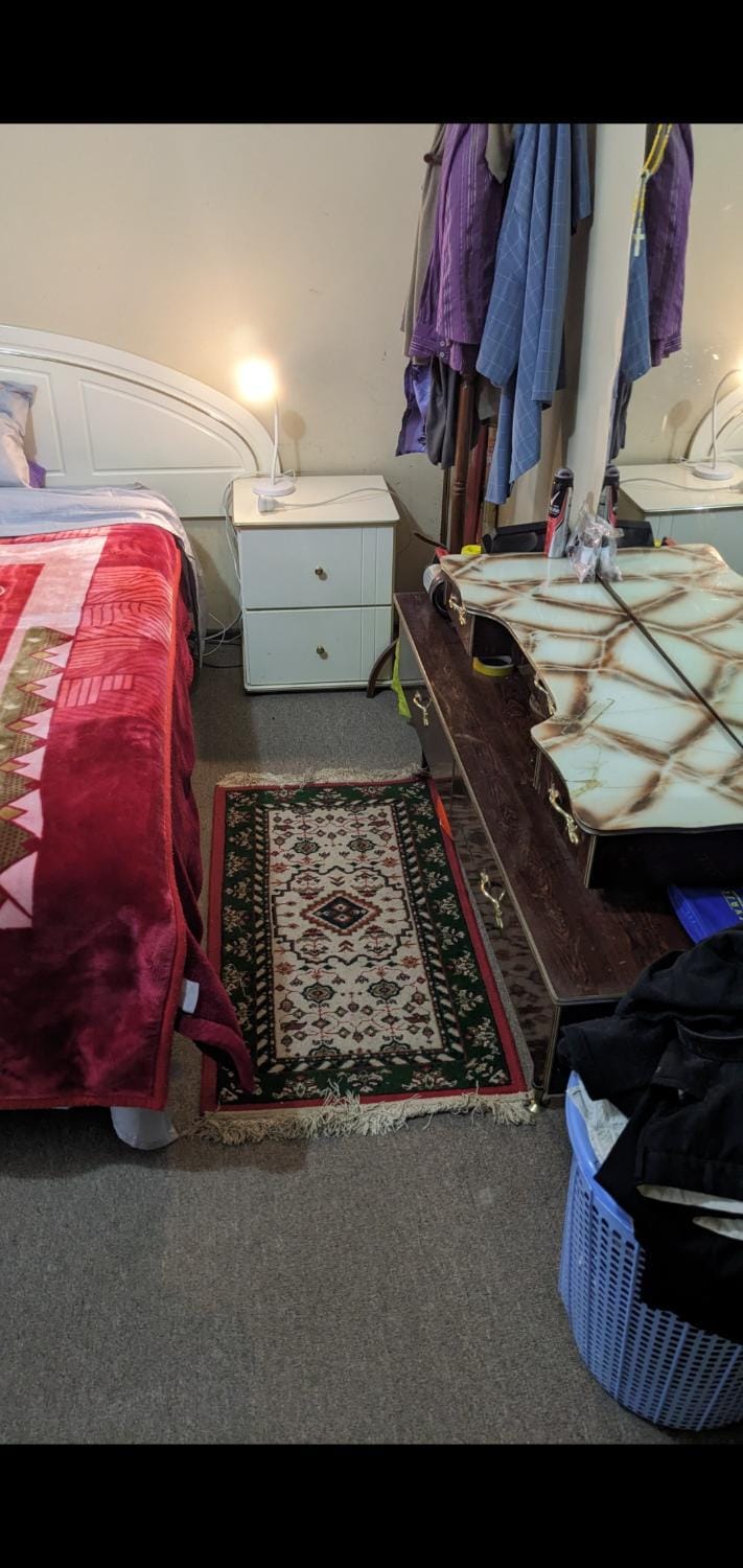 BIDWILL GARDENS - 2 Rooms A Private Room with a King-Size Bed or Open Lounge Room Floor Mattress SHARED Bathroom FREE Kitchen Essentials FREE Laundry Facilities Fast NBN WIFI HDTV NETFLIX, YOUTUBE, KAYO Meal and Transport Service Available Bed and Breakfast in Sydney
