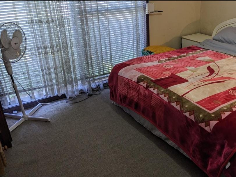 BIDWILL GARDENS - 2 Rooms A Private Room with a King-Size Bed or Open Lounge Room Floor Mattress SHARED Bathroom FREE Kitchen Essentials FREE Laundry Facilities Fast NBN WIFI HDTV NETFLIX, YOUTUBE, KAYO Meal and Transport Service Available Bed and Breakfast in Sydney