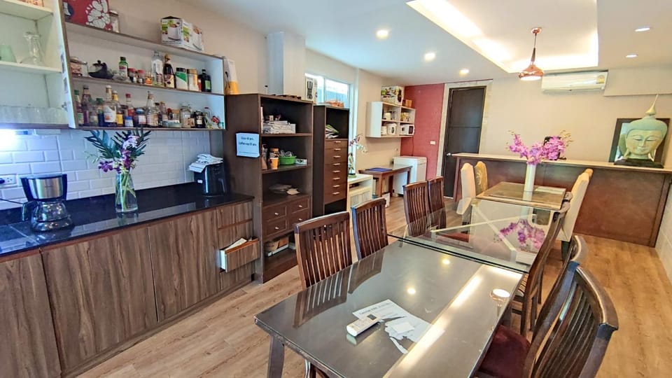 Kitchen or kitchenette, Seating area, Dining area