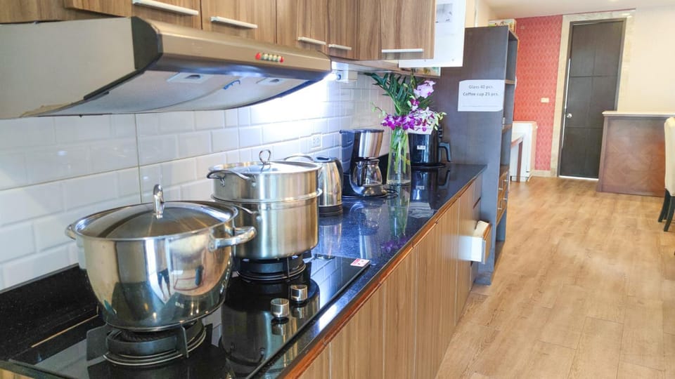 Coffee/tea facilities, Kitchen or kitchenette, stove