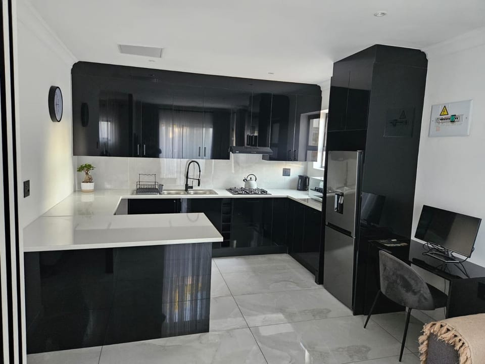 Nicky's Guest House Bed and Breakfast in Roodepoort