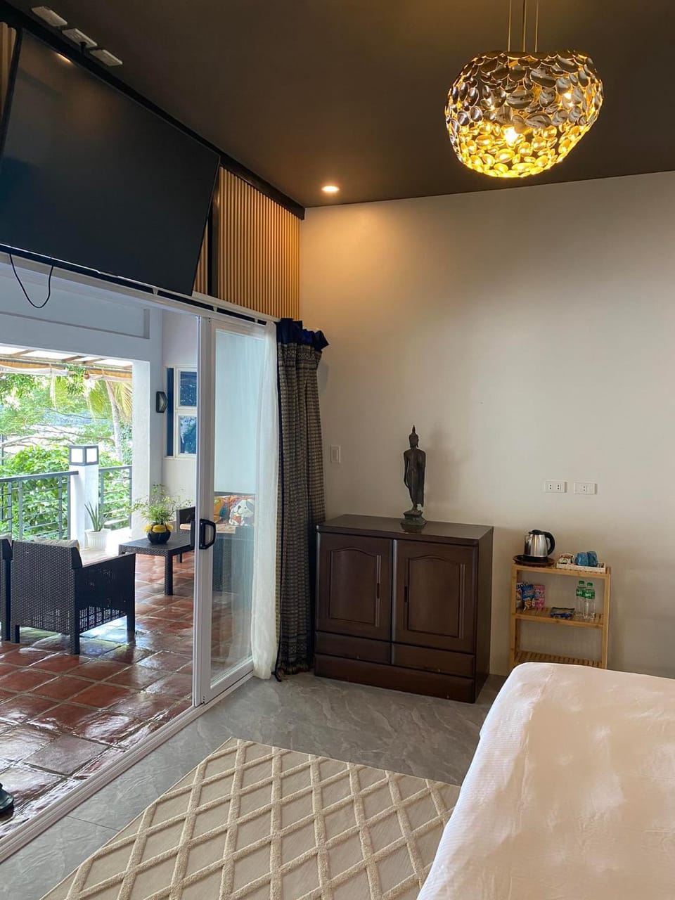 Bed, TV and multimedia, Bedroom