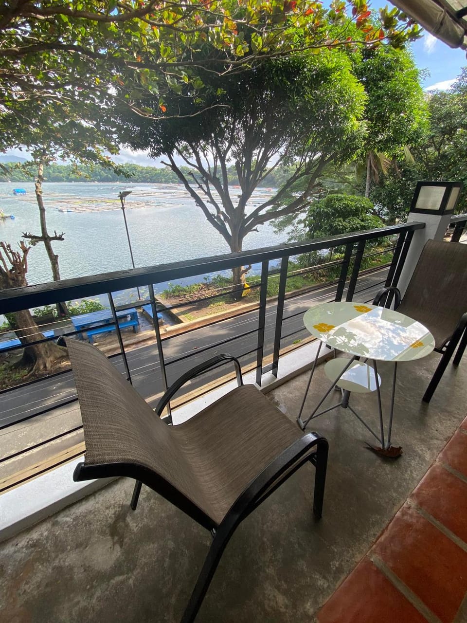 Communal lounge/ TV room, Natural landscape, Balcony/Terrace, Seating area, Lake view