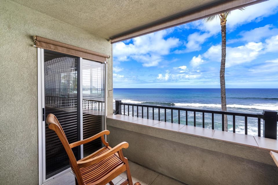 Banyan Tree 301: Oceanfront 2/2 Remodeled with AC House in Holualoa
