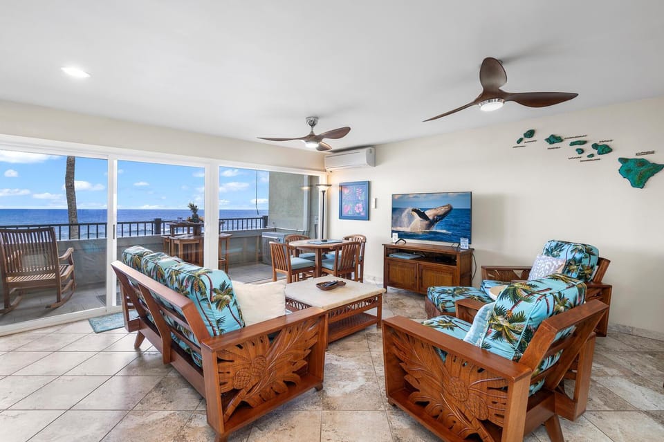 Banyan Tree 301: Oceanfront 2/2 Remodeled with AC House in Holualoa