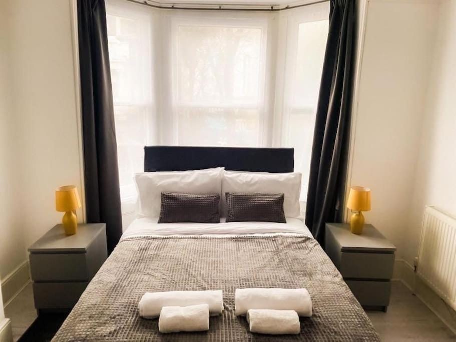 Gravesend 2 Bedroom Spacious Stylish Apartment - Sleeps upto 6 - 2 Min Walk to Station Apartment in Gravesend