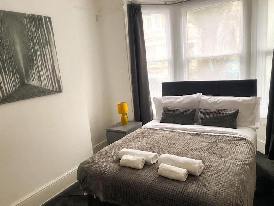 Gravesend 2 Bedroom Spacious Stylish Apartment - Sleeps upto 6 - 2 Min Walk to Station Apartment in Gravesend