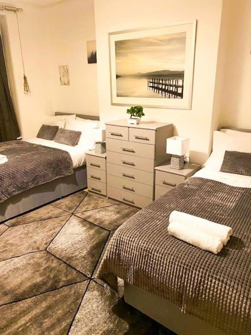 Bed, Bedroom, towels