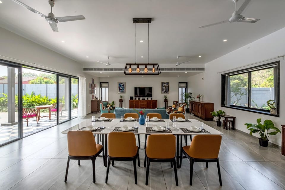Seating area, Dining area, fireplace
