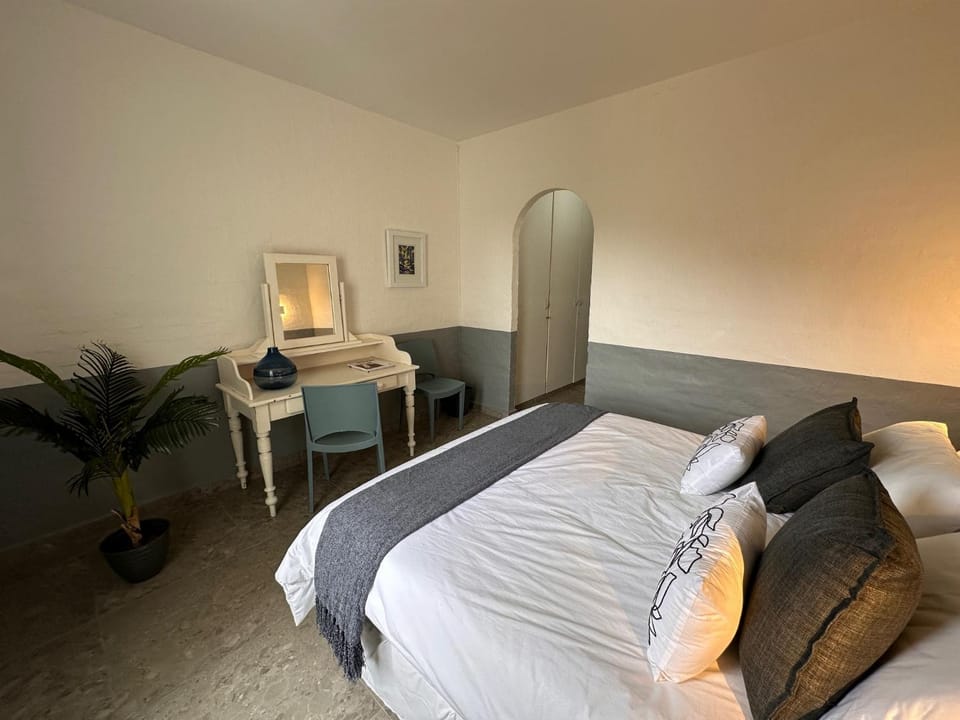 Bed, Photo of the whole room, Bedroom, hair dresser