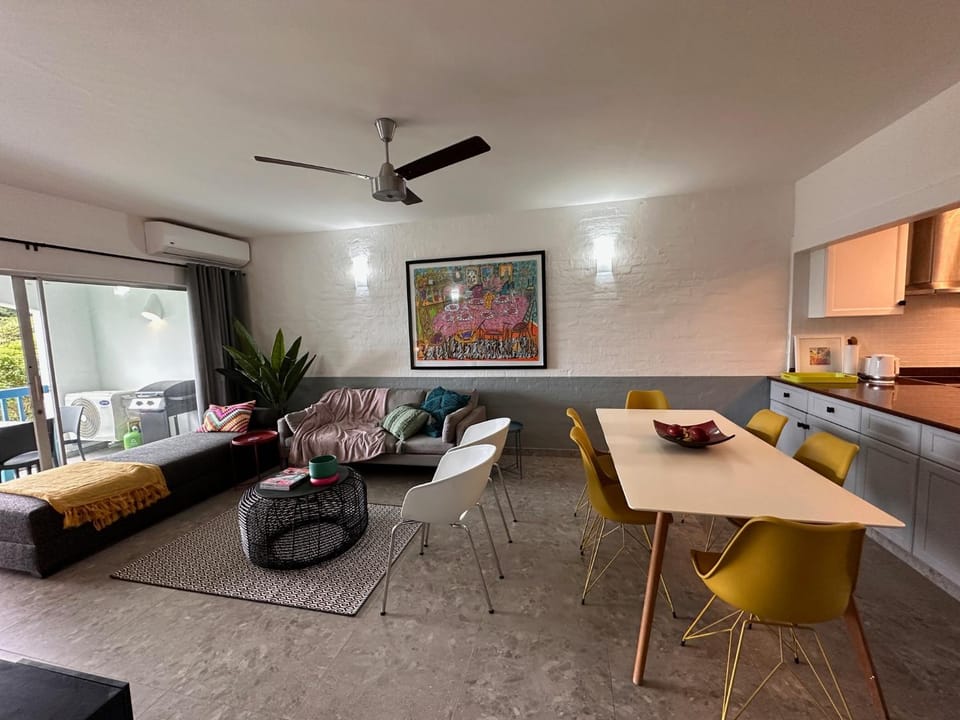 Living room, Seating area, Dining area, fireplace