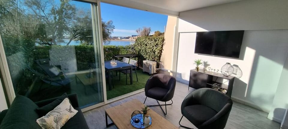 Le NEUBURG Sur La plage Vue Mer Climatisation Piscine Parking Apartment in Occitanie