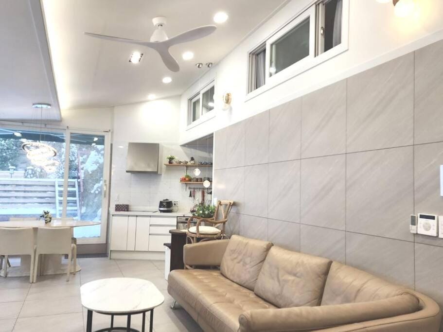 Seochon Secret Cave House House in Seoul