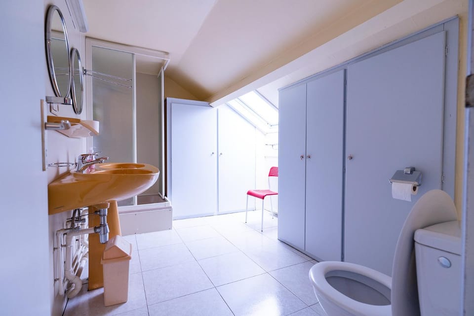Shower, Toilet