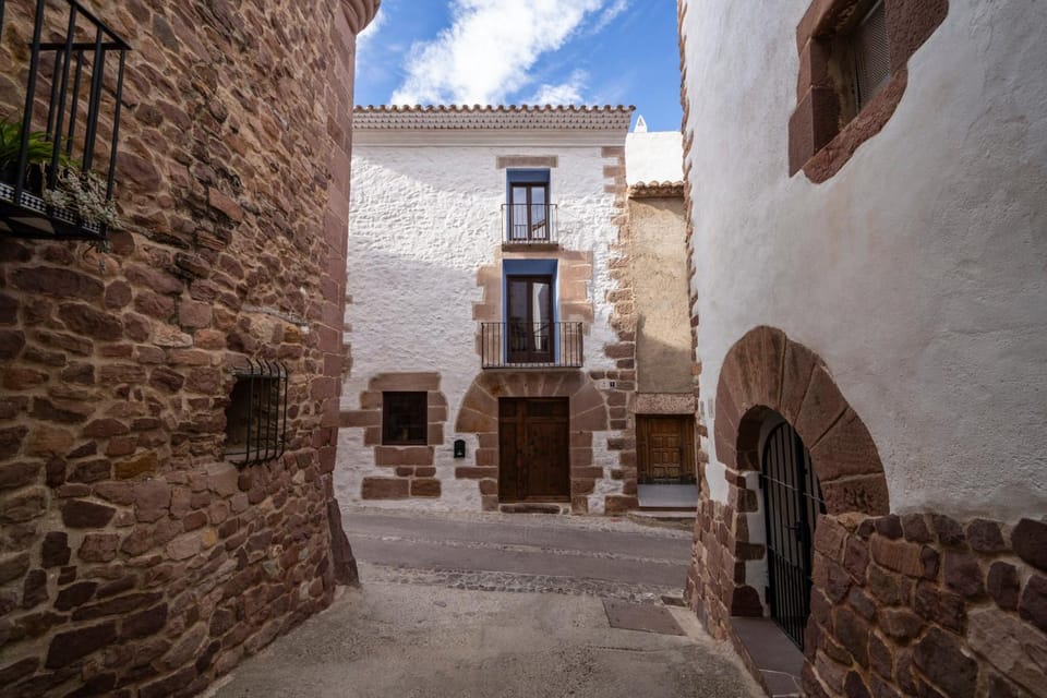 Property building, Facade/entrance, Day, Neighbourhood, Landmark view, Street view