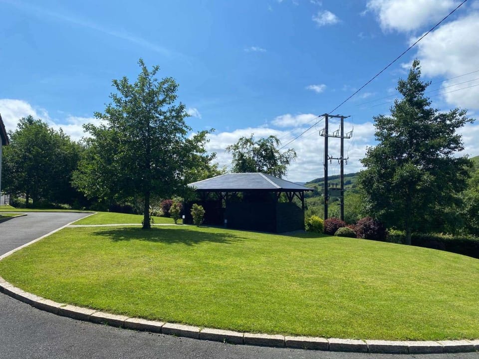 Rostrevor Valley 6-Br Sleeps 20 w Hot Tub & View House in Northern Ireland