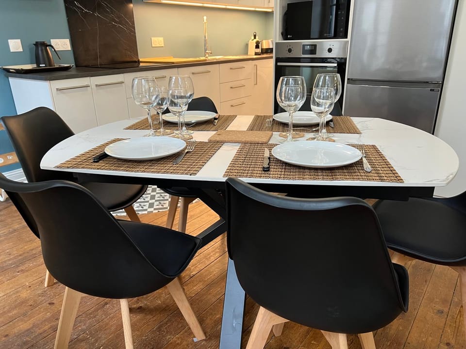 Kitchen or kitchenette, Dining area