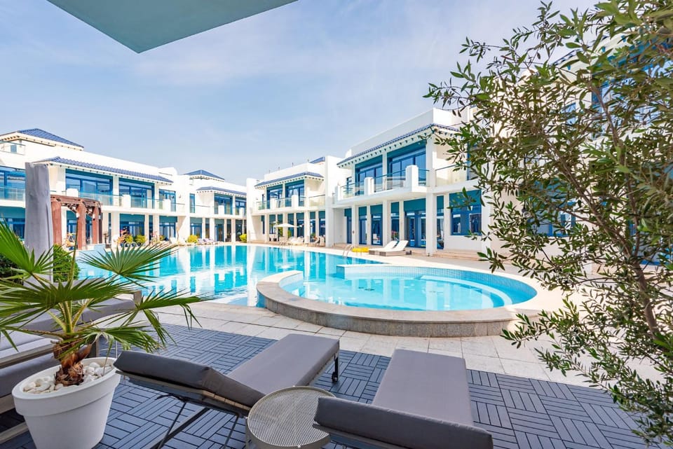 Property building, Day, Pool view, Swimming pool, sunbed