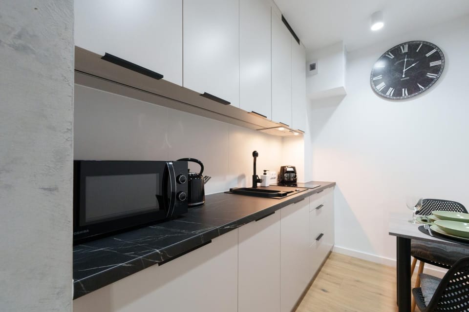Kitchen or kitchenette, minibar