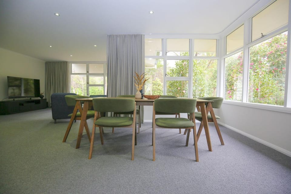 Natural landscape, TV and multimedia, Living room, Seating area, Dining area, Garden view