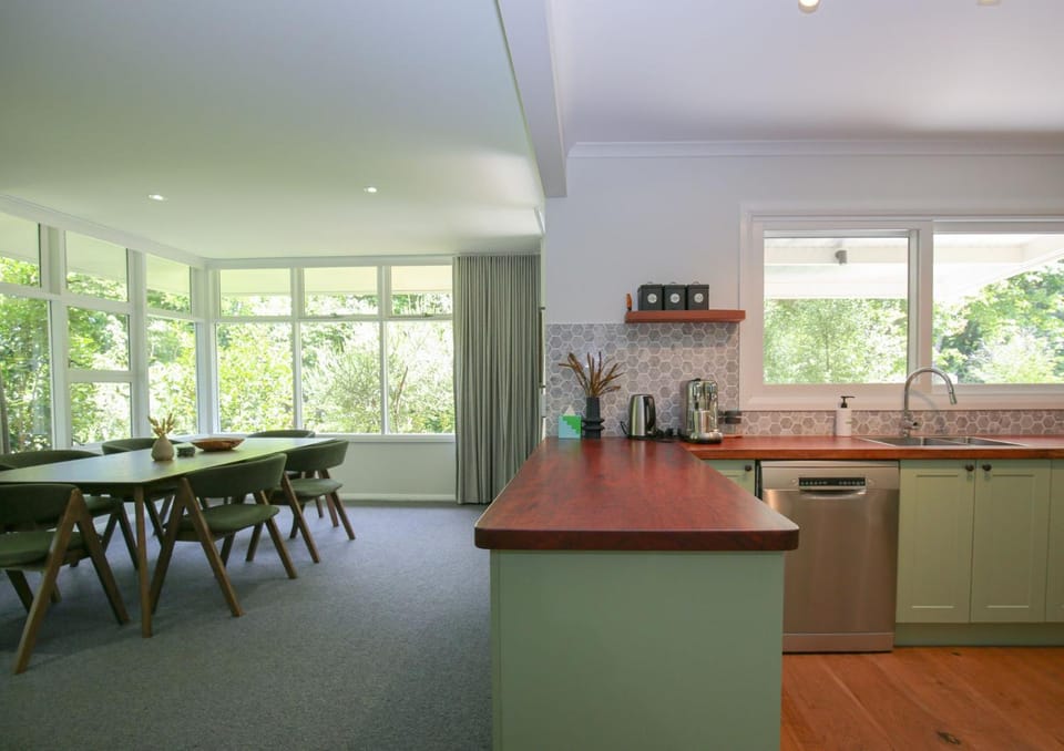 Coffee/tea facilities, Kitchen or kitchenette, Dining area, Garden view, dishwasher, minibar, pet friendly, stove