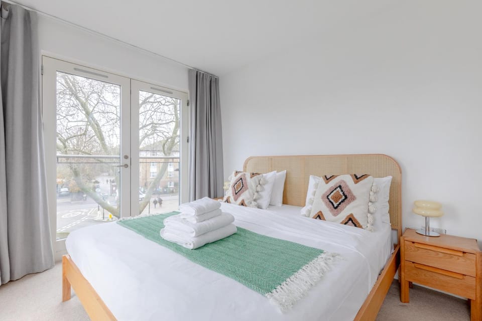 Central & Modern 1BD Flat with Balcony Hackney! Apartment in London Borough of Hackney