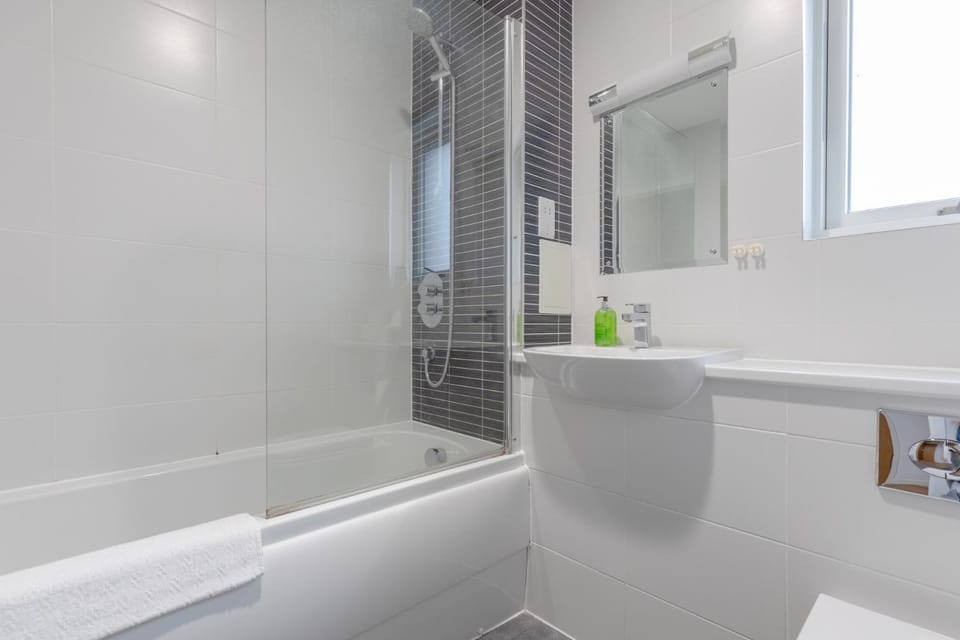 Central & Modern 1BD Flat with Balcony Hackney! Apartment in London Borough of Hackney