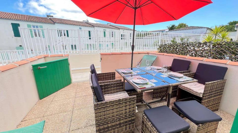 Patio, Balcony/Terrace, Balcony/Terrace, Dining area, Pool view, sunbed