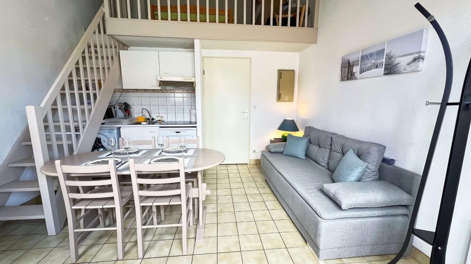 Kitchen or kitchenette, Living room, Seating area, Dining area