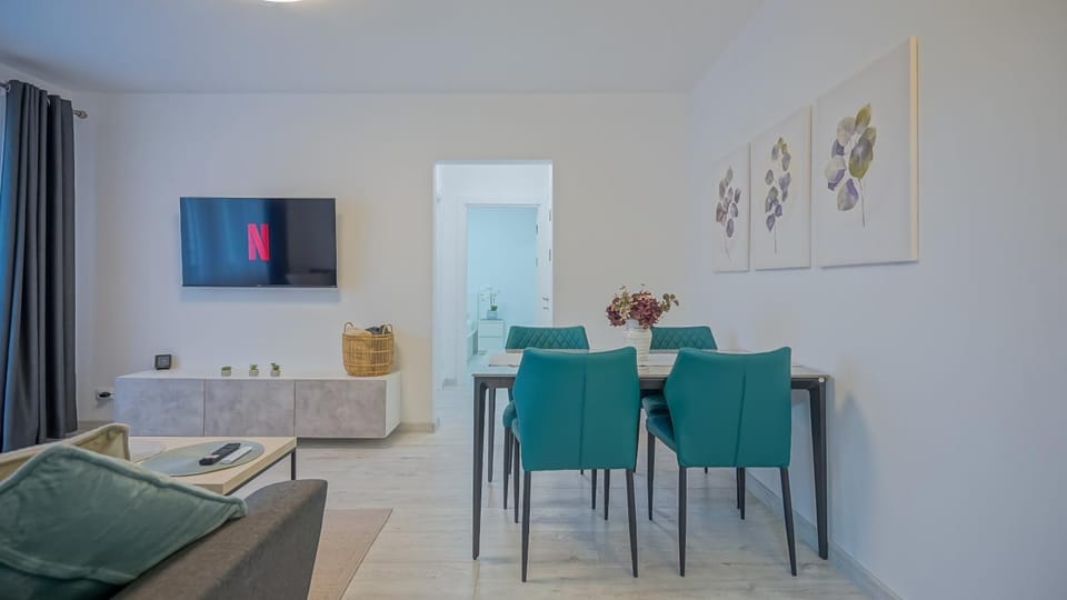 Communal lounge/ TV room, TV and multimedia, Living room, Seating area, Dining area, Evening entertainment